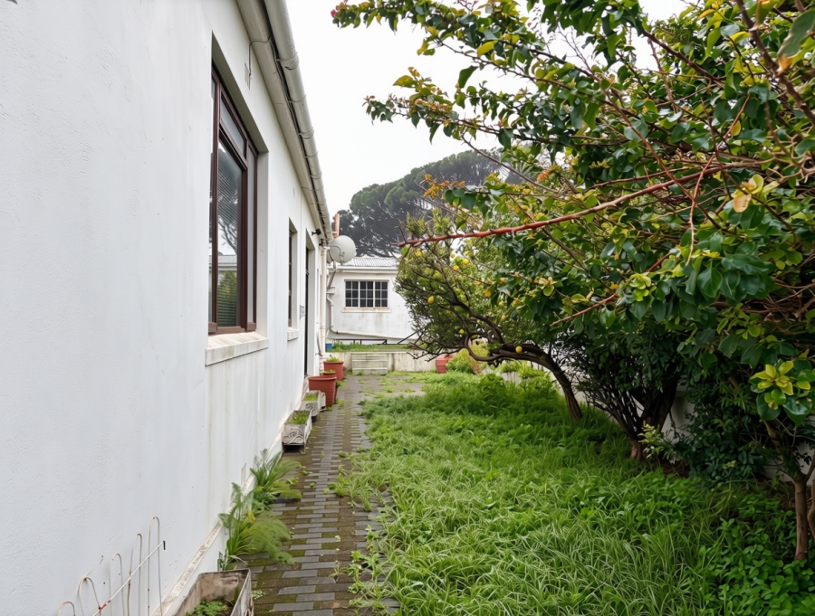 2 Bedroom Property for Sale in Vredehoek Western Cape